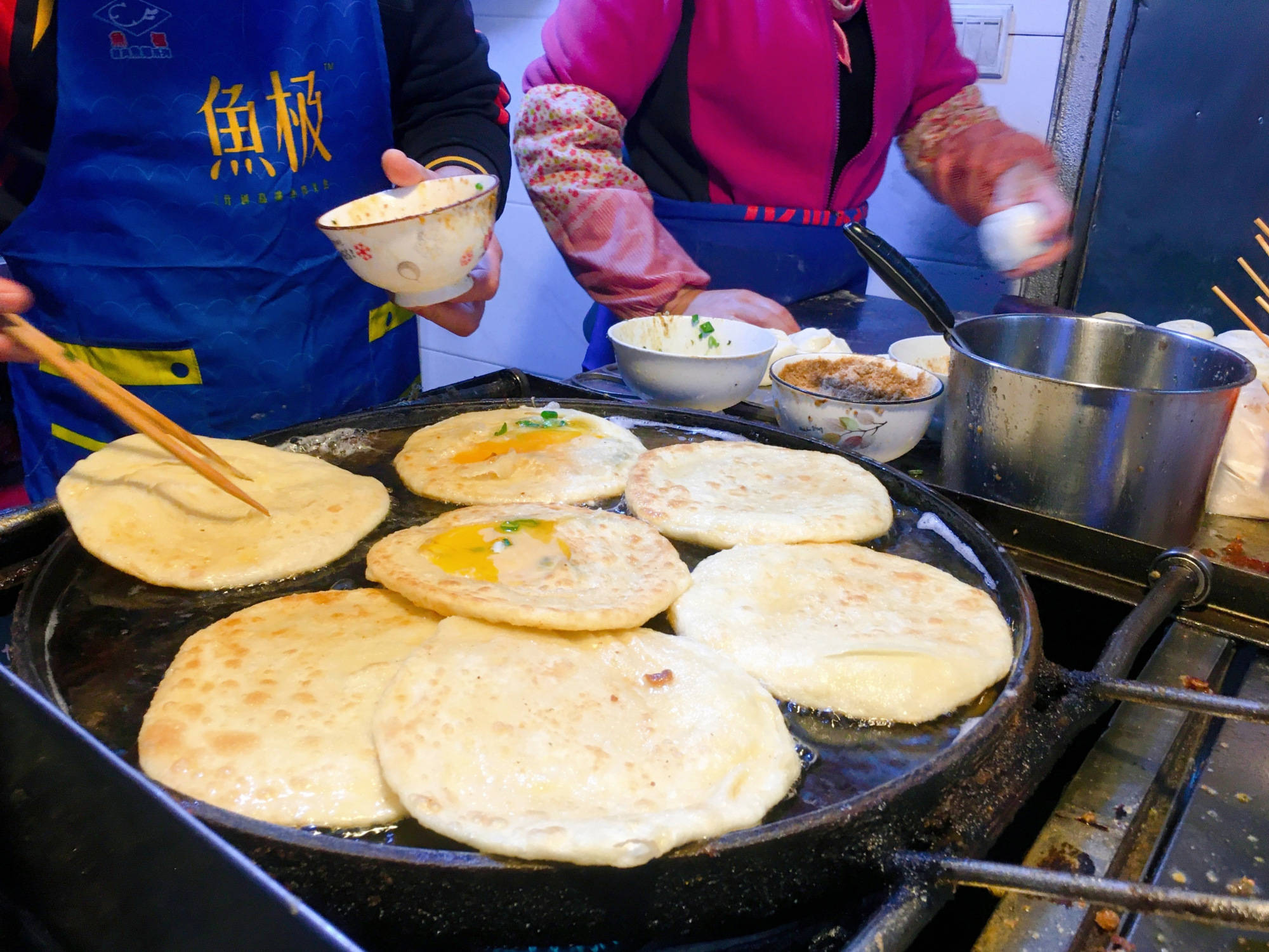 原创南京新街口有家网红鸡蛋灌饼店,每天都有排队,最贵12元一个