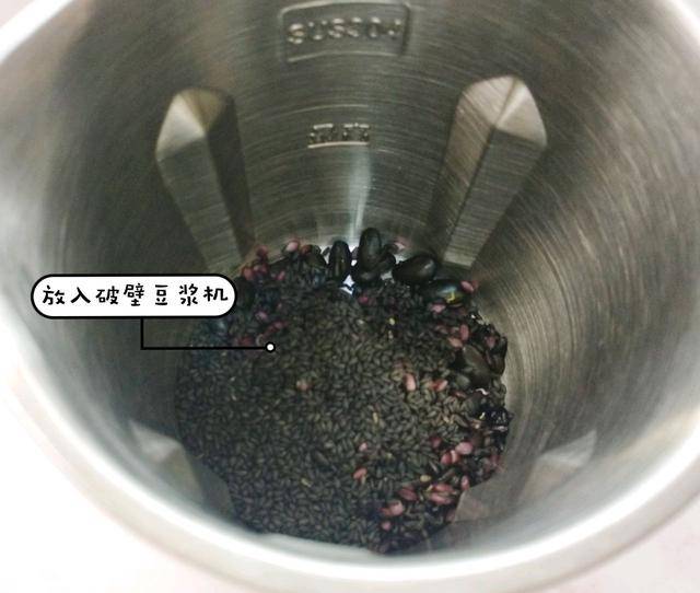 将刚刚泡好的米沥水,和黑芝麻一起放入破壁机中,放入200克的清水,选择