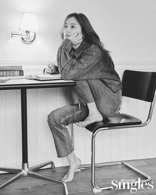 文彩元最新杂志写真曝光露背裙秀美背神秘魅惑