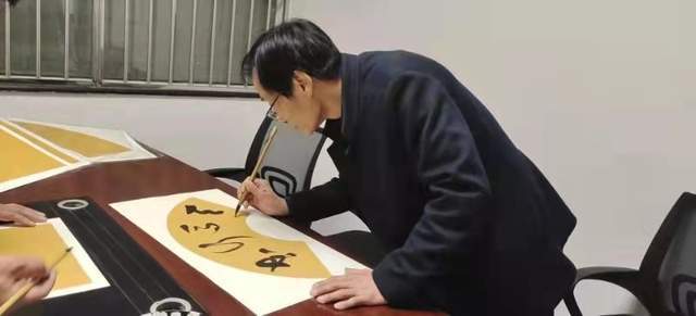 名家艺术沙龙王明学在居之福养老院创作义卖,传递爱心