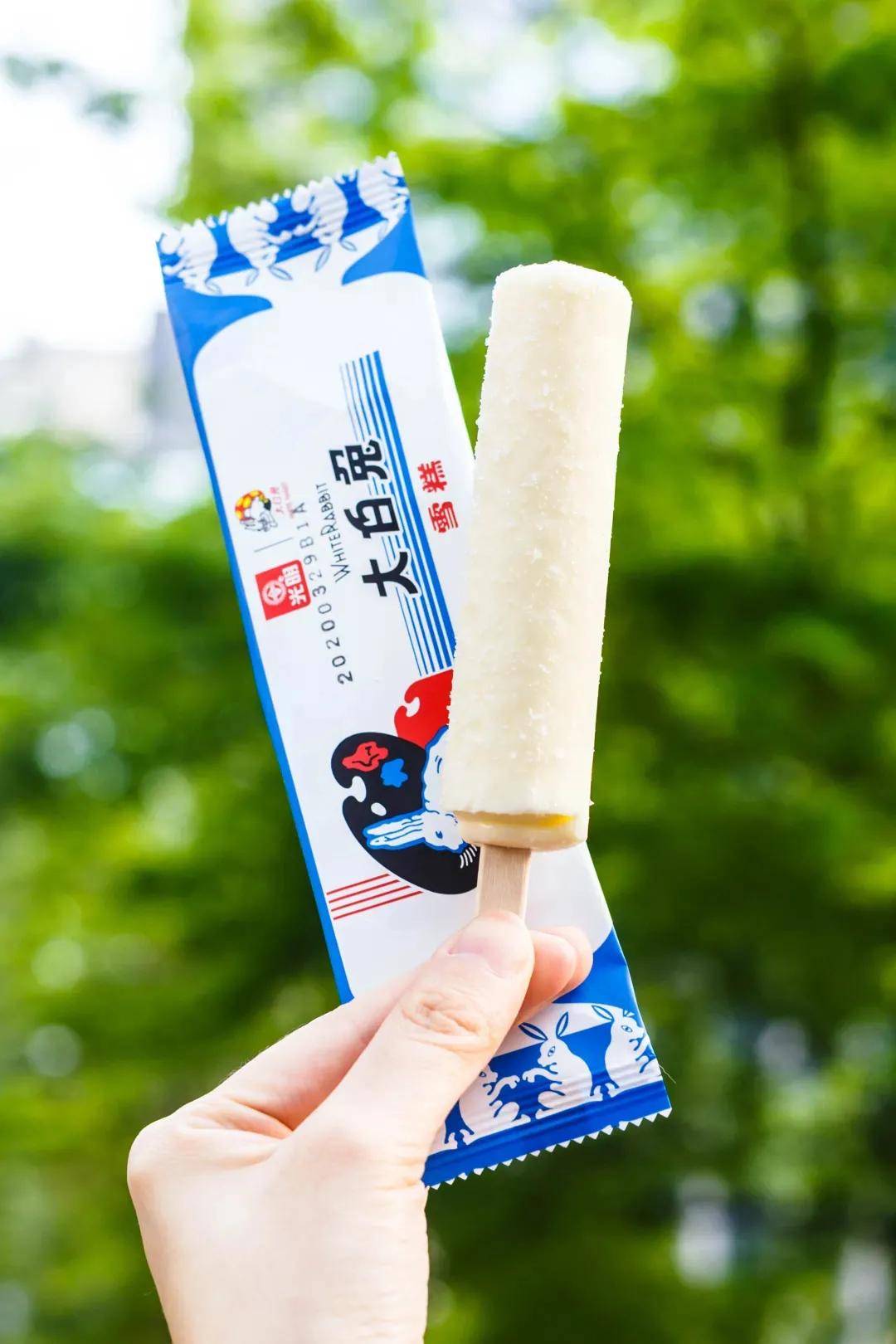 紧接着德式黑啤雪糕,童年小白兔也不甘示弱,联手掀起了一股网红冰淇淋