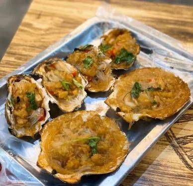 再加入面条,味道销魂~大连街一家著名的粑粑馆,这家店最有名的一道菜