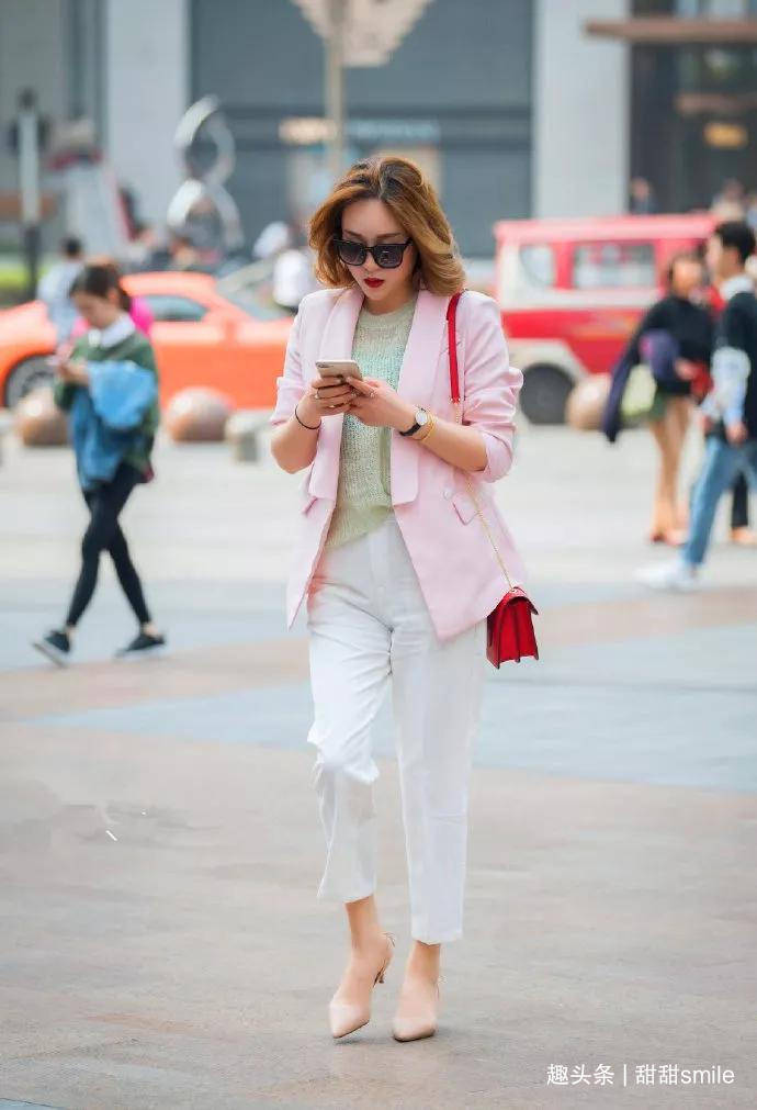 下半身穿戴一条宽松的伤情,让她显得愈加的诱人,脚上穿上一双丝袜