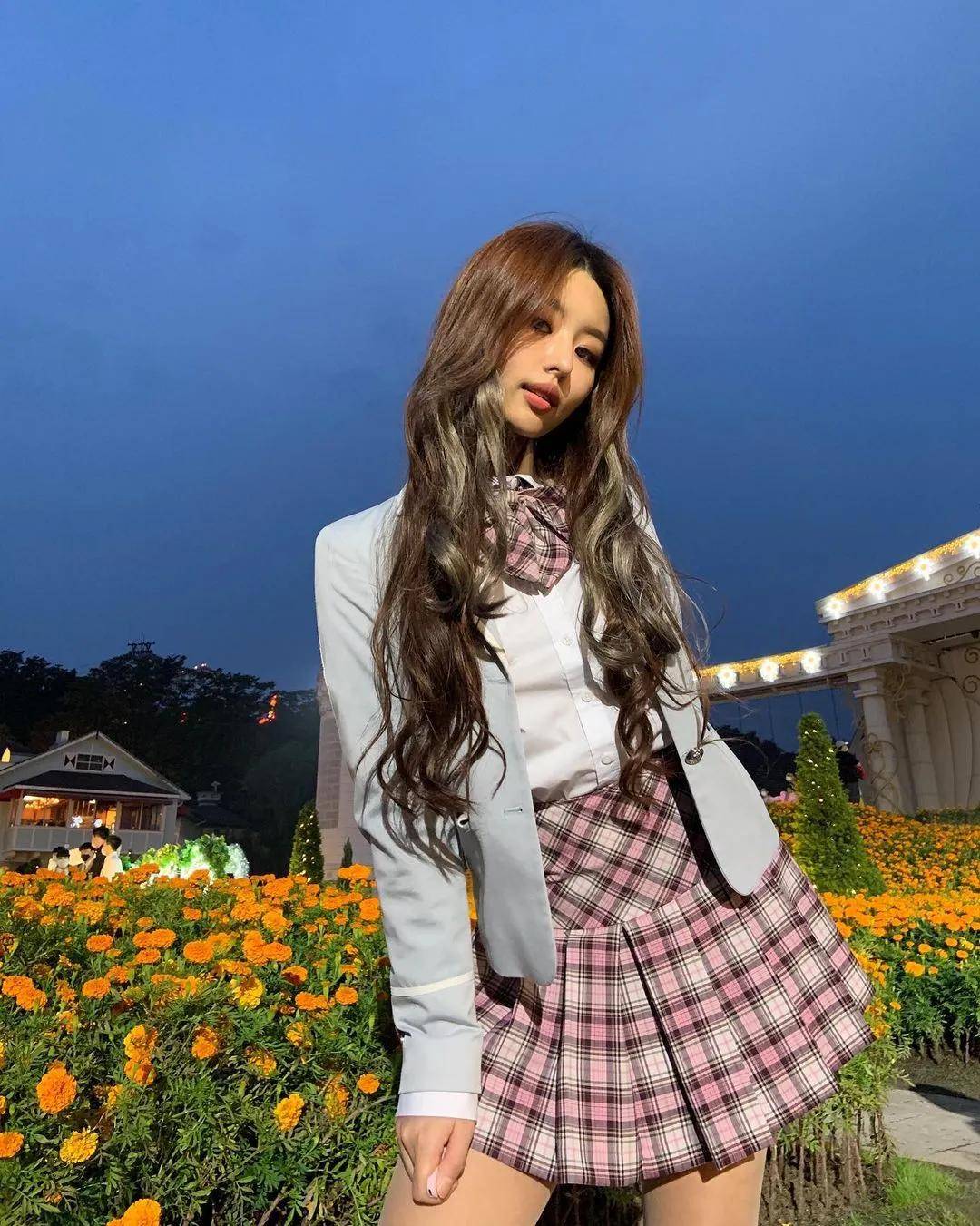 不过,今天要跟大家介绍的这位韩国美女,并不是什么车模,而是一名