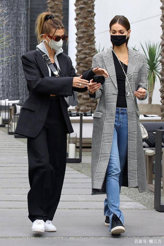 超模海莉跟闺蜜出街比美,身高矮一截,却靠西装 卫衣挽回气场!