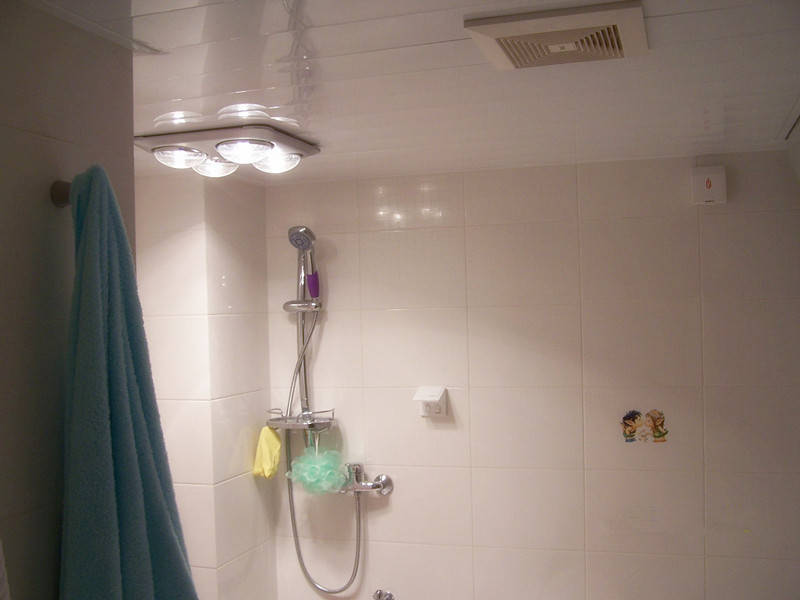 但有些人把风暖浴霸装在淋浴房正上方,美其名曰"离得近暖和",就大错特