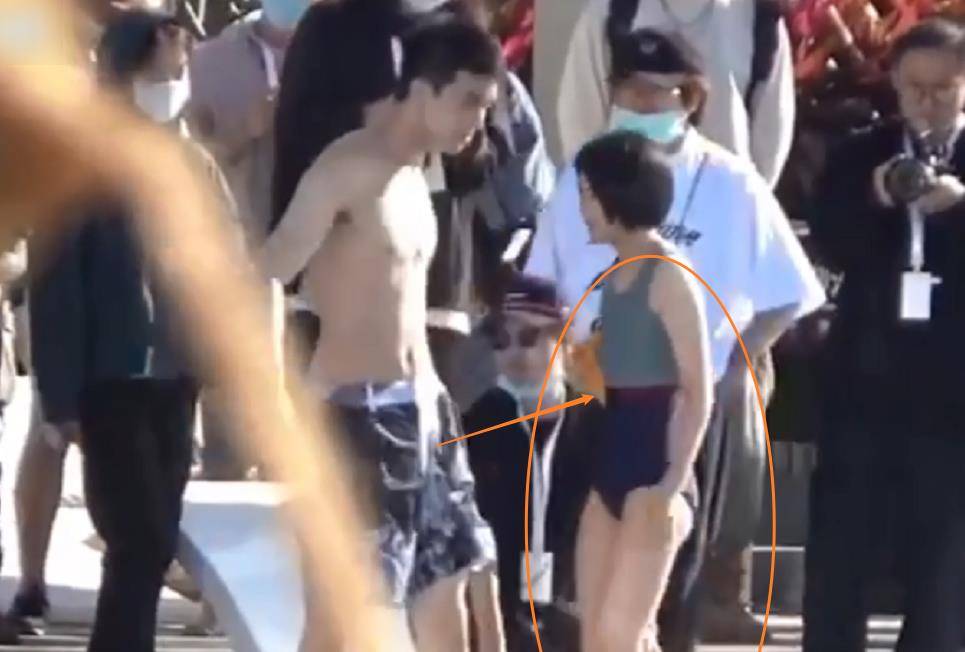 张子枫和吴磊在泳池拍戏,穿泳衣身材太惹眼,无精修腿围认真的?