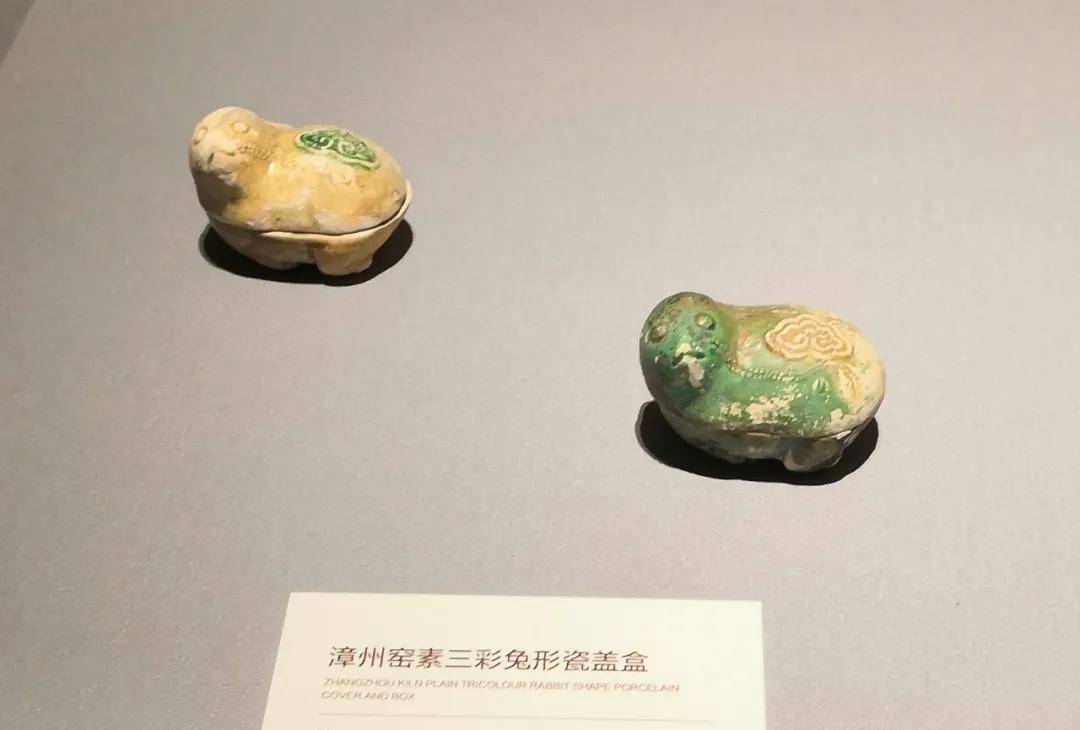 清 漳州窑素三彩兔形瓷盖盒在该展览二层的结尾处,博物馆专门安排出近