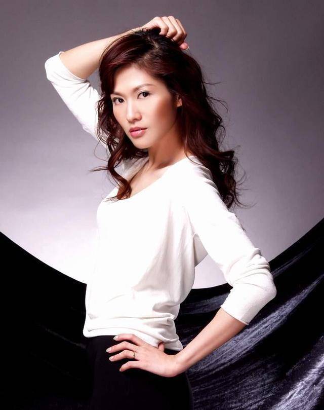 后来沈星跳槽到凤凰卫视,是《美女私房菜》,《娱乐大风暴》两个节目的