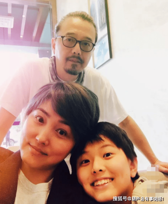 后来张锦程给张延当经纪人,两人经常一起,在朝夕相处钠期间.
