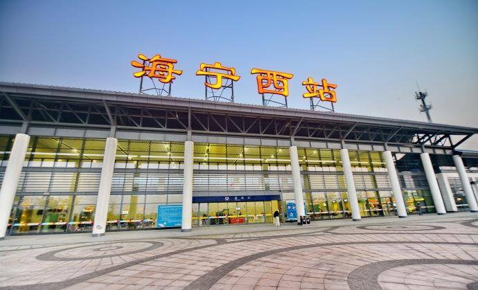 原创浙江最"坑"的一座高铁站,距离市区达几十公里,沪昆高铁还穿过