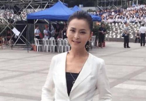 原创她捧红丈夫花了13年,却惨遭抛弃,转身嫁小9岁丈夫幸福美满