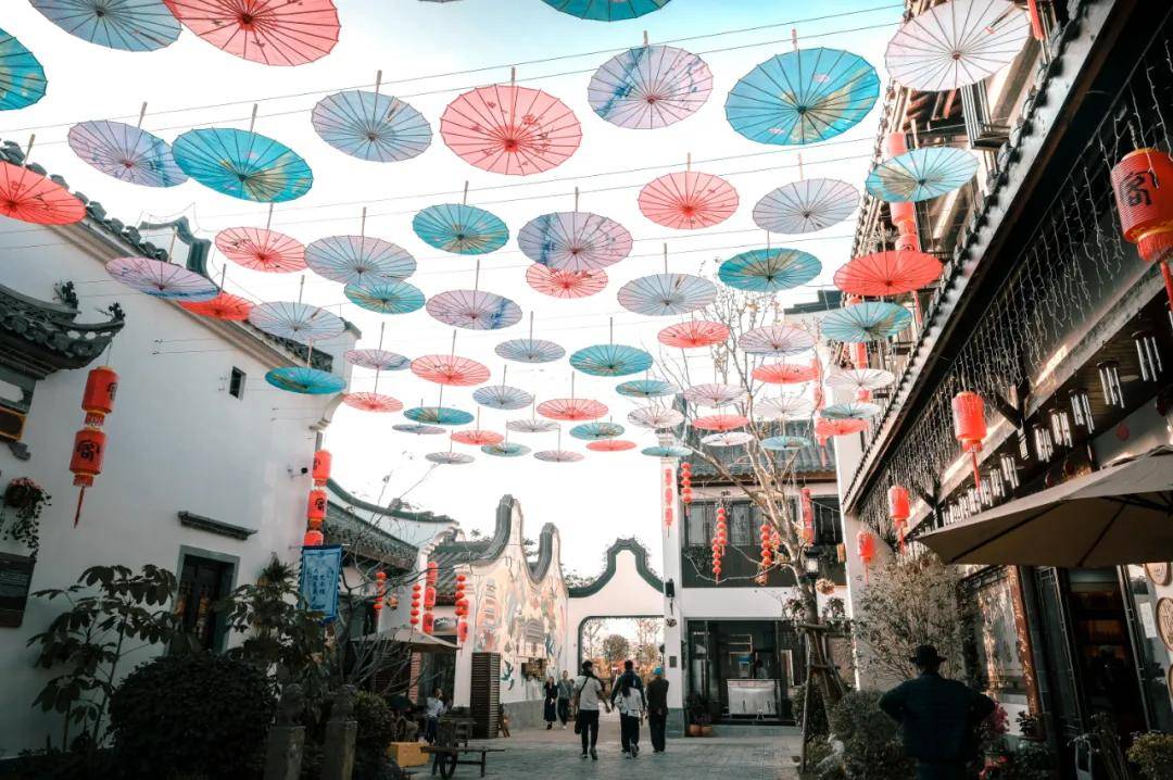 这份攻略可千万别错过了 梅州游行迹演艺酒店 位于梅州市客都人家中