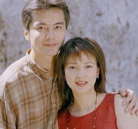 1988年他和第一任妻子黄建萍结婚,妻子也是中国儿童艺术剧院的演员.