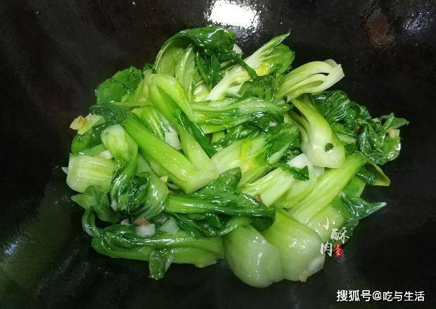 原创炒油菜时,直接下锅炒是大错特错,多加这一步,油菜脆爽又入味