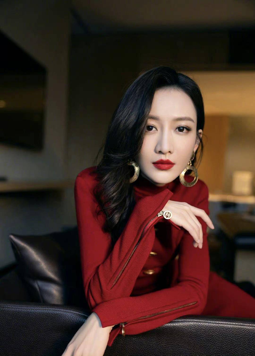 内搭粉色衬衣和白色打底衫,整个造型看上去非常有气质,下半身搭配一条