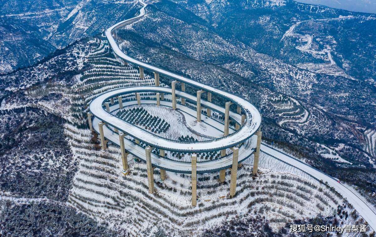 这条公路,它位于山西太原知名景点晋祠非常近的天龙山景区,名叫天龙山