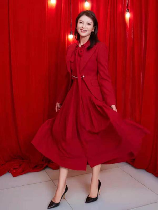 原创42岁的刘涛"贤妻"气质突出,穿红裙配西装干练优雅,美得高调
