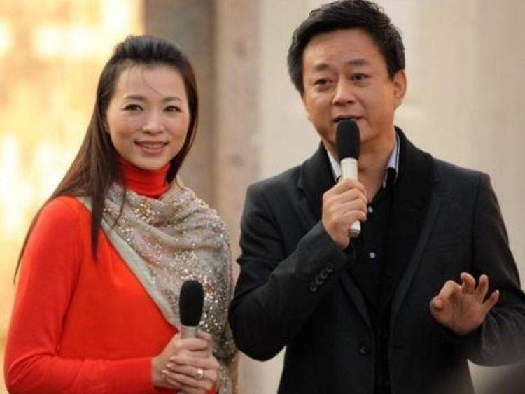 主持人董卿素颜旧照,和镜头前判若两人,网友 化妆很重要