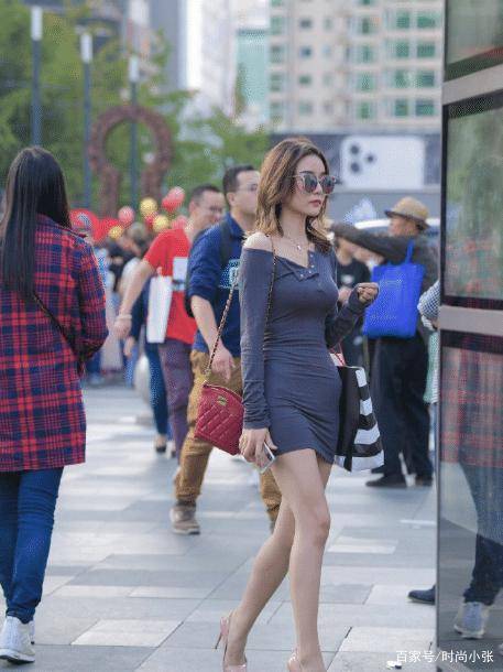 不但使美女的身材显得十分性感,同时也将她前凸后翘的优雅曲线完美地