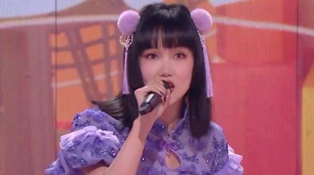 吴昕身穿酒红色单肩吊带长裙优雅迷人,沈梦辰穿上了中门大开到肚脐