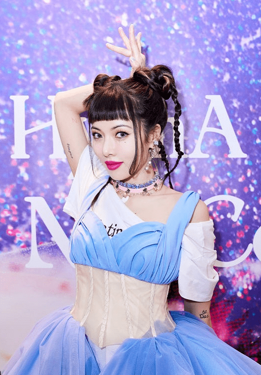 都让她这身打扮的风格无限的朝着二次元在靠拢