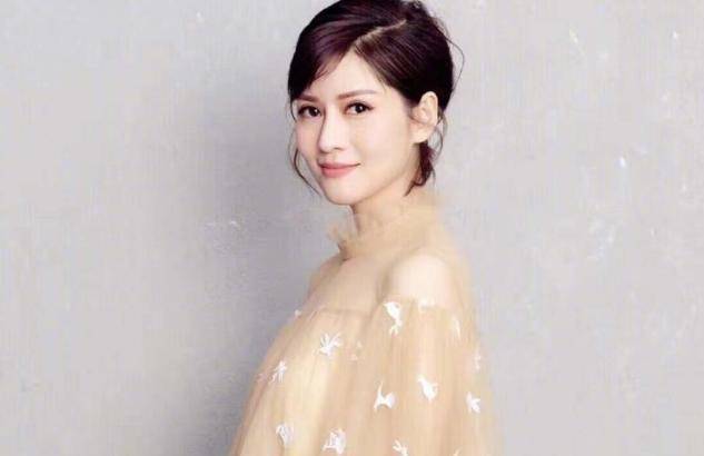 沈星转到了凤凰卫视,担任了《娱乐大风暴》和《美女私房菜》的主持人