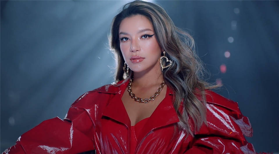 比如第一季的郑希怡,她不算第一眼美女,却用港女的飒爽利落征服观众