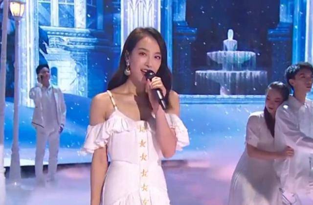 吴昕身穿酒红色单肩吊带长裙优雅迷人,沈梦辰穿上了中门大开到肚脐