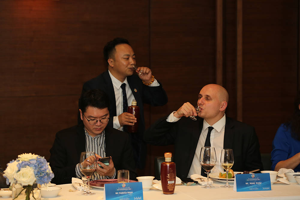 东方世界品牌董事长雷光辉先生带着具有东方特色的高端酱香白酒参加