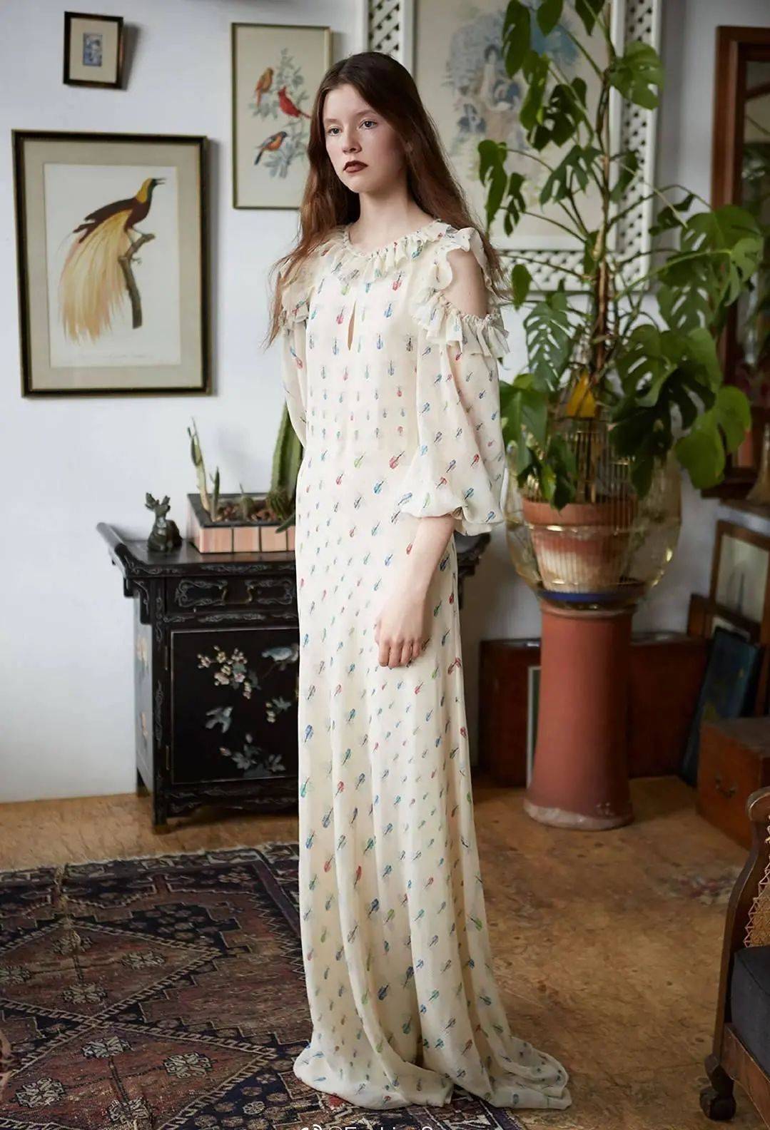 而何超欣的穿搭也是不容小觑,一条深v的薄纱礼服裙复古时髦,显得她的