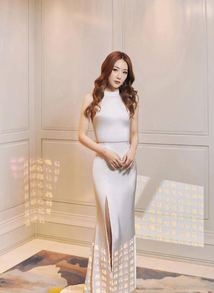 白冰这裙子也太挤了吧虽然身材瘦但是也穿出了曲线美