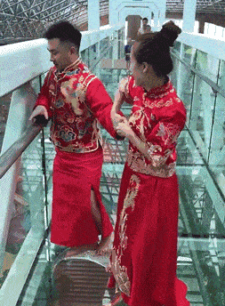 搞笑gif :媳妇,这婚不结了,你让我穿这个出来把人都丢
