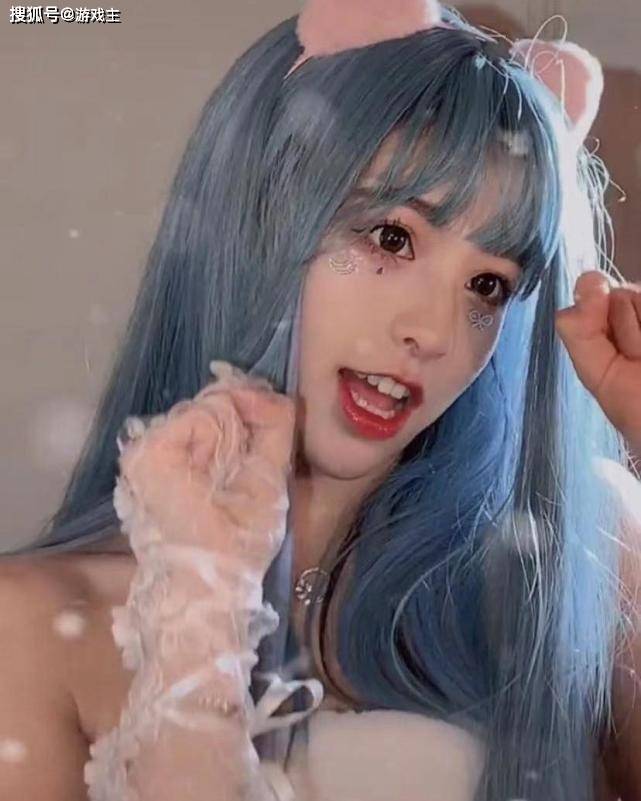 为了呼应凯蒂猫的配色,刘思瑶换了一身特别可爱的jk制服,双马尾的造型