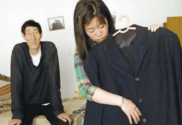 中国第一巨人鲍喜顺不听医生劝阻57岁生儿子如今咋样