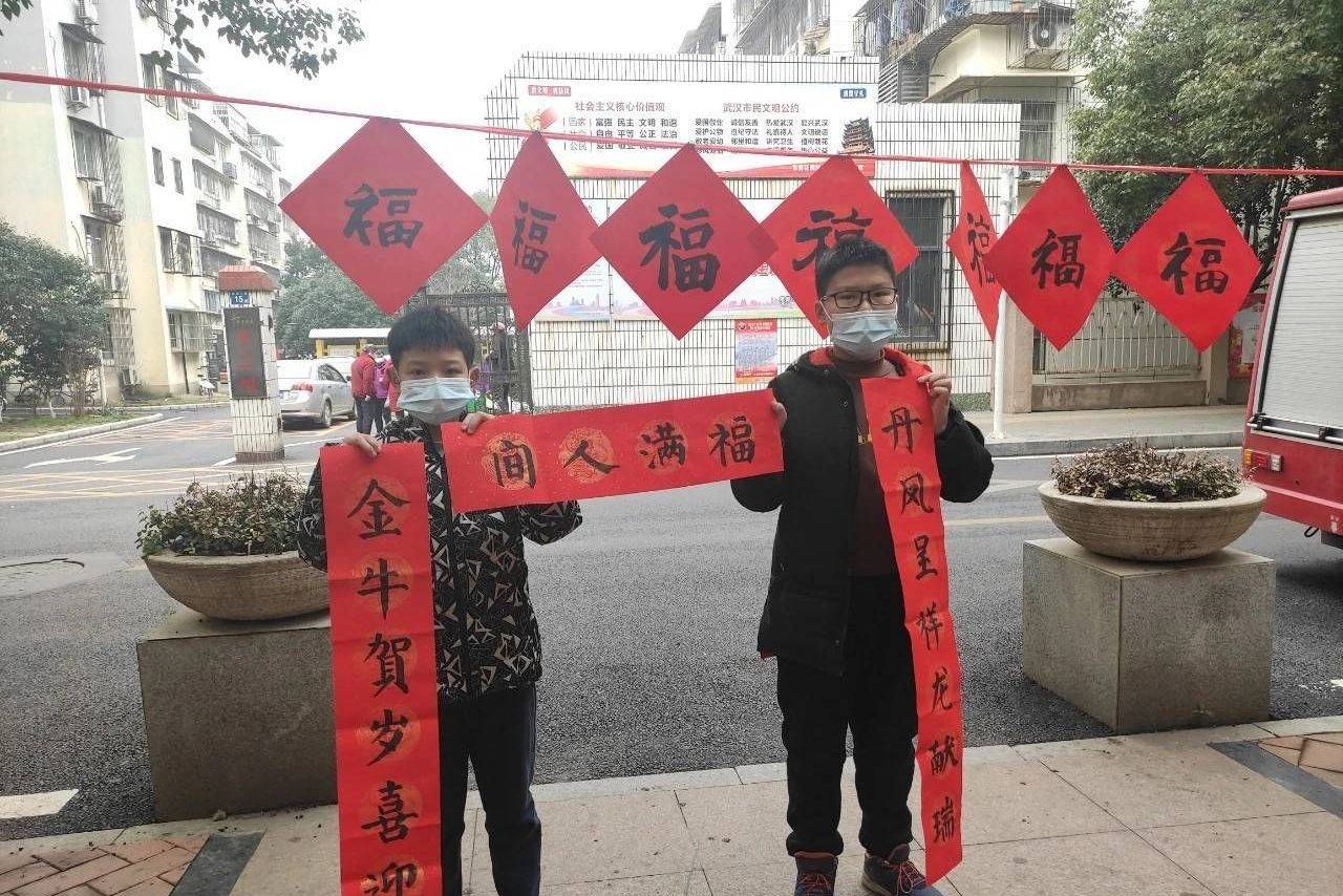 原创情谊寒冬暖,小年送祝福,常青花园第二社区为居民送对联