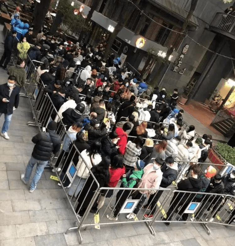 排队8小时买奶茶的人,到底在想什么?