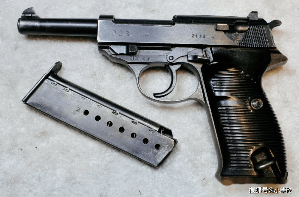瓦尔特p38手枪尾部特写,套筒后上方的圆点是膛内有弹指示器,当子弹
