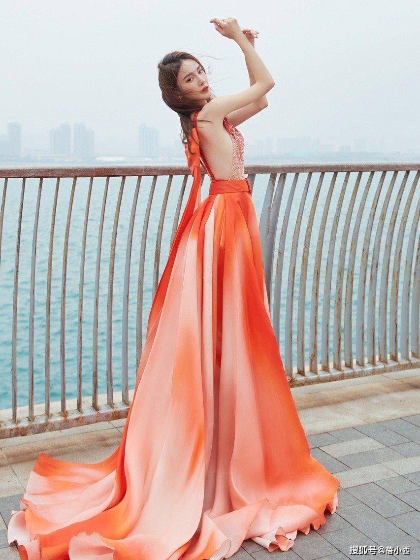 首先是无袖设计可以很好地展示纤细修长的手臂,深v设计不仅性感,还