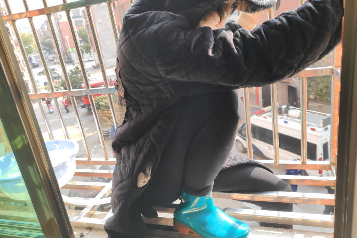 "我老婆脚卡在2楼防盗窗上了……"2月7日10时45分,义乌市消防救援