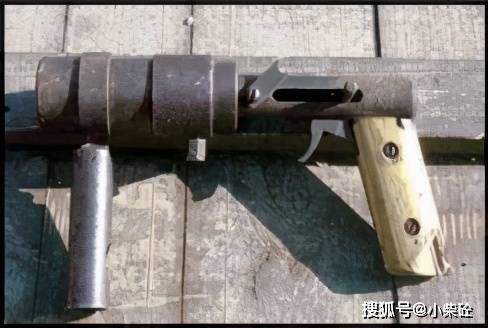 例如,反对派士兵曾经使用单发撅把式霰弹枪改装而成的榴弹发射器发射