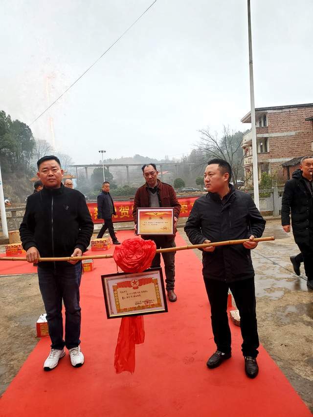 衡南县现役军人罗淼荣立三等功栗江镇领导送来喜报