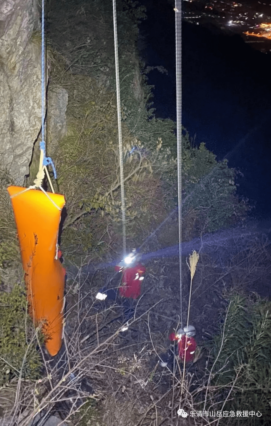 乐清白象茗山汽车坠崖,找到遇难者遗体