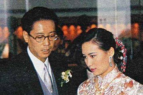 痴恋陈百强,初嫁许晋亨,情牵"香江才女",58岁何超琼的
