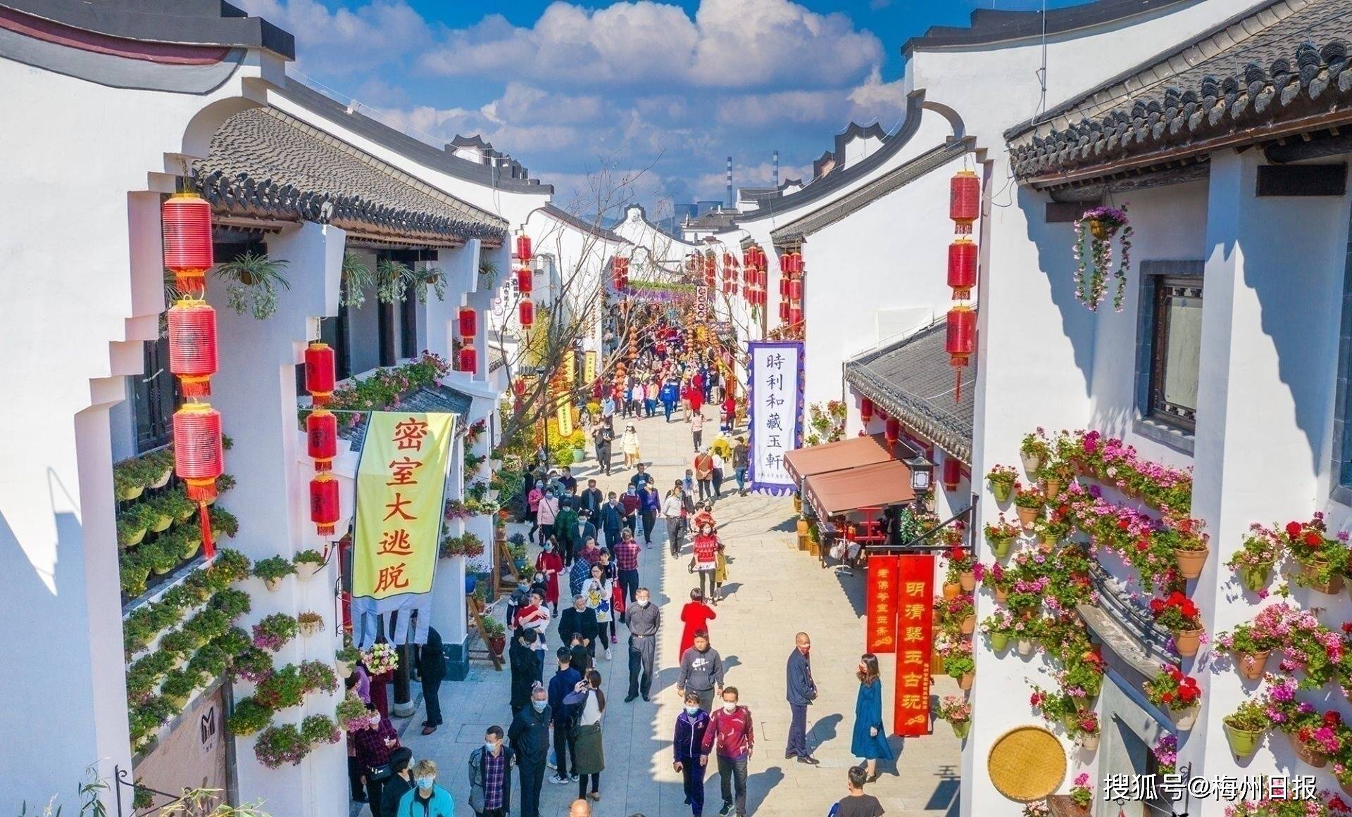 大年初一,古色古香,具有客家特色的客都人家吸引众多市民游客游玩.