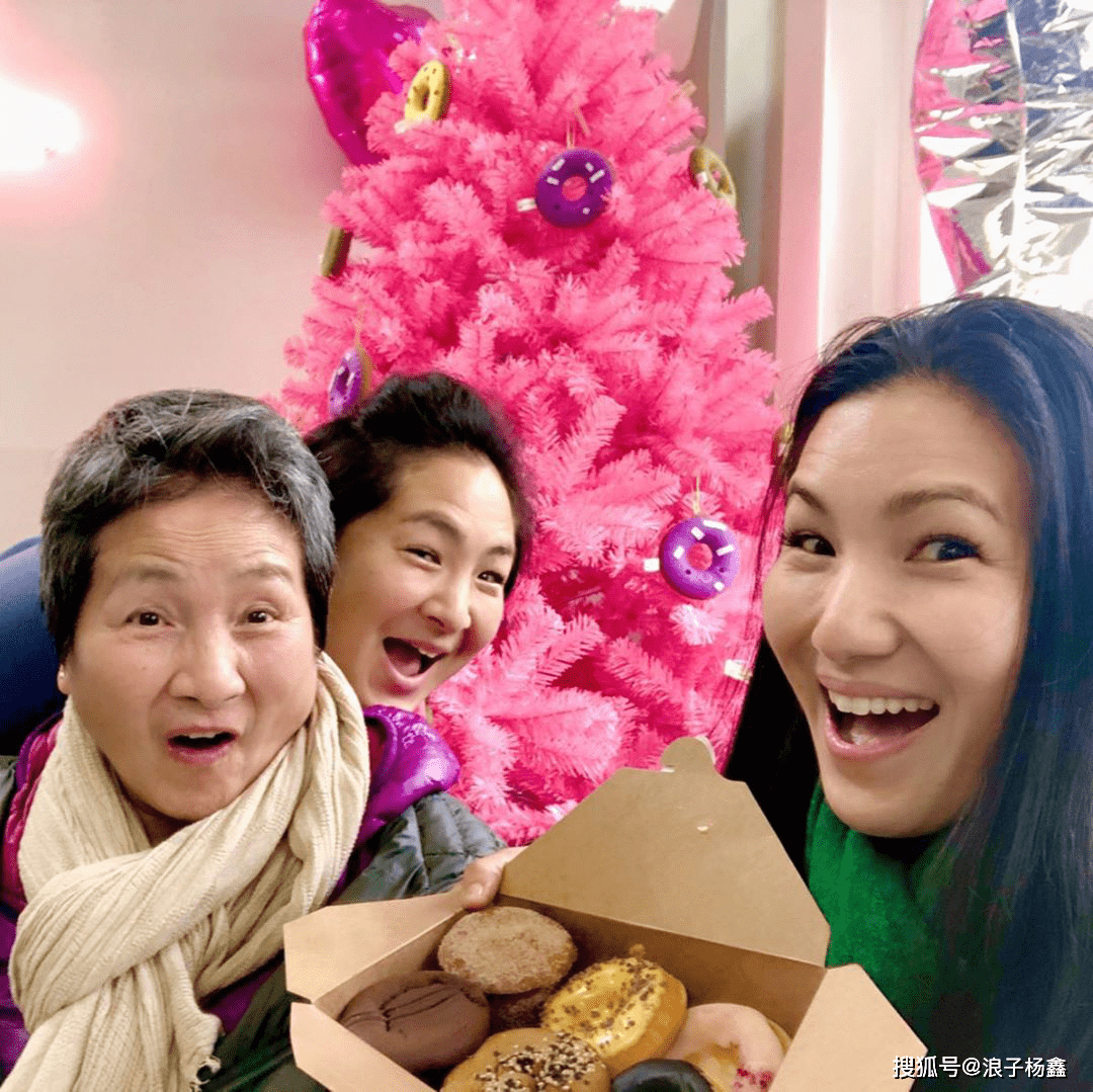 75岁郑佩佩带儿子拜年,脸胖脖子粗变化大,曾自曝身体大不如前