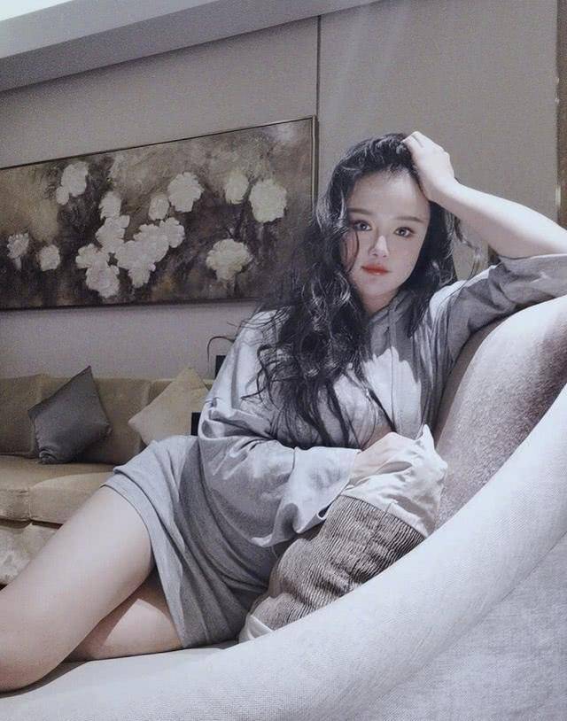 35岁冉莹颖秀居家照,美艳动人,但你看过她的旗袍装吗?