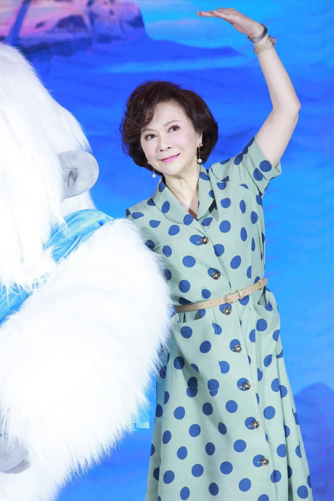原创蔡明不愧是冻龄奶奶,绿色开叉长裙秀出好身材,60岁还有芭比脸