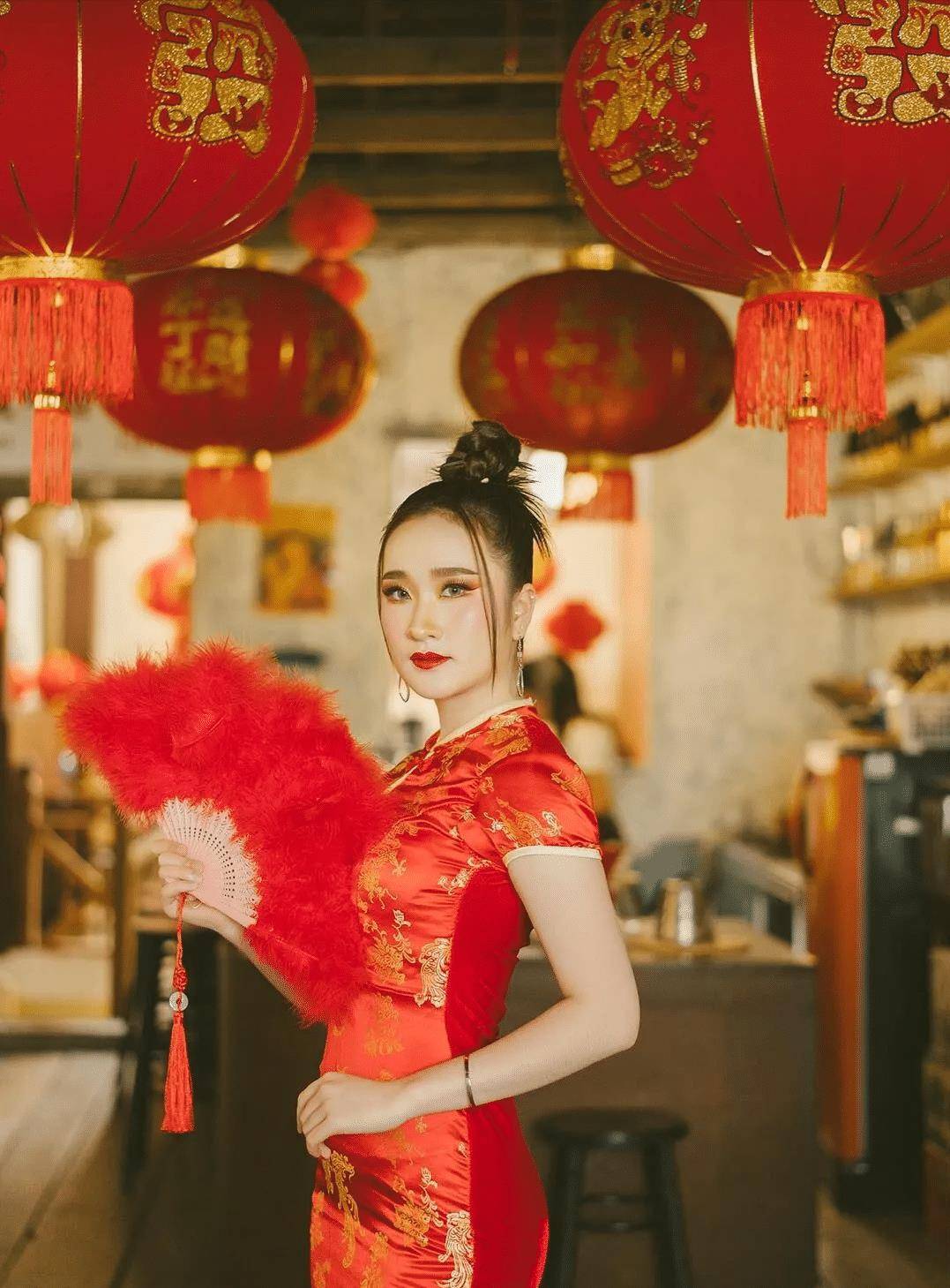 原创新年大吉一片红!原来老挝美女眼中的春节就是穿"中国风旗袍"