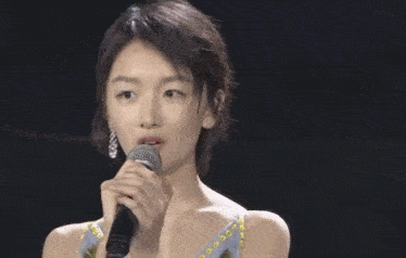 春晚舞台上的女明星个个美周冬雨的状态属实是好